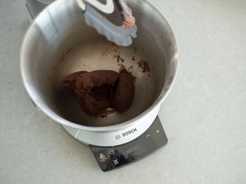 zagniecione kruche ciasto kakaowe w misie robota kuchennego