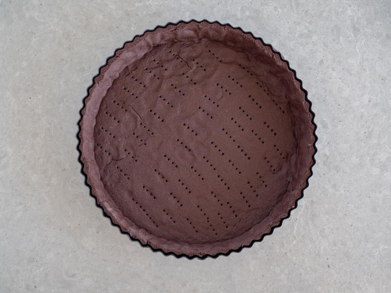 upieczone kruche ciasto kakaowe w formie do tarty