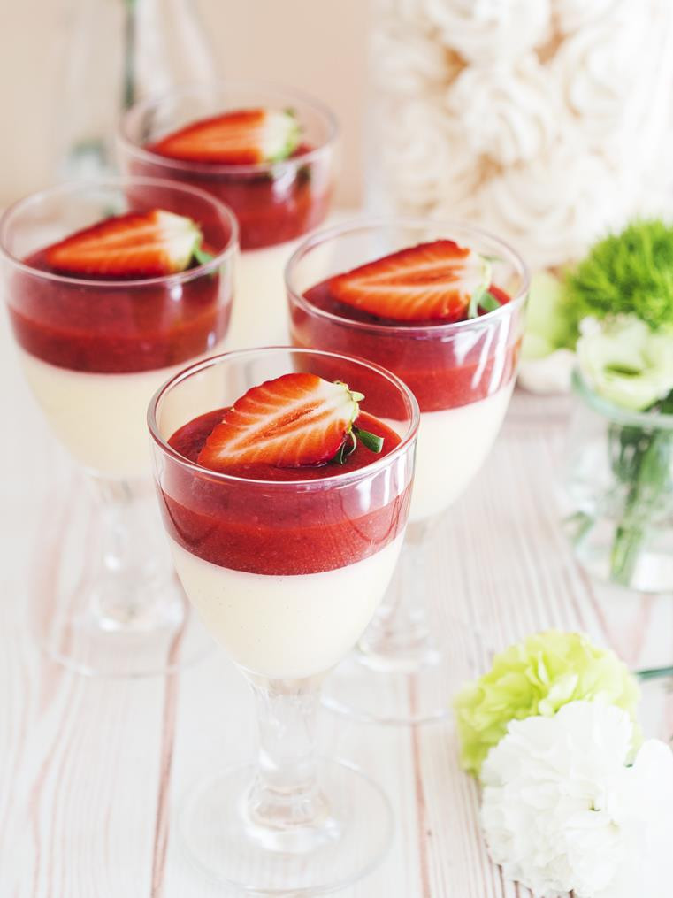 Deser waniliowy z musem truskawkowym