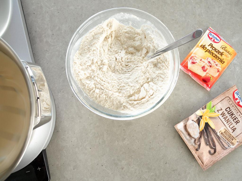 na blacie mąka wymieszana z cukier z wanilią oraz proszkiem do pieczenia Dr. Oetker