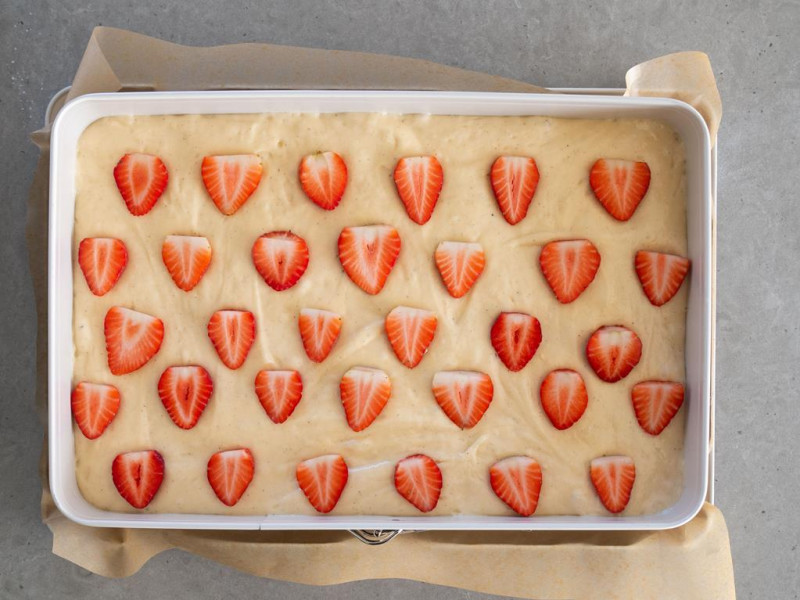 na blacie nieupieczone ciasto jogurtowe z truskawkami