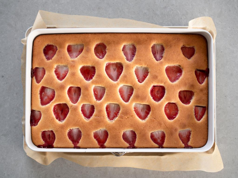 w dużej formie upieczone ciasto jogurtowe z truskawkami