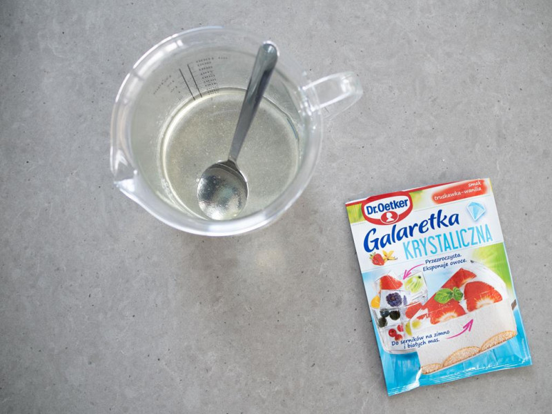 na blacie naczynie z galaretką krystaliczną truskawka wanilia dr. oetker
