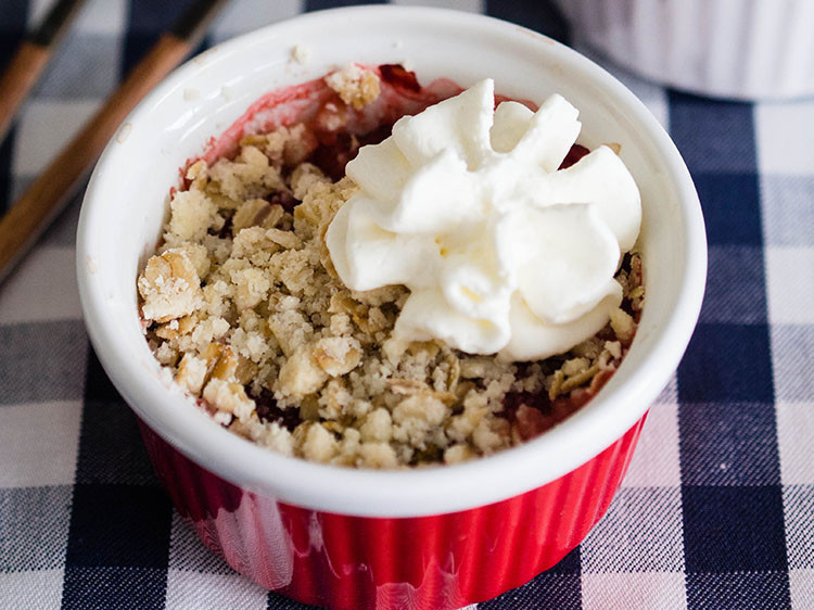 Crumble z truskawkami i rabarbarem