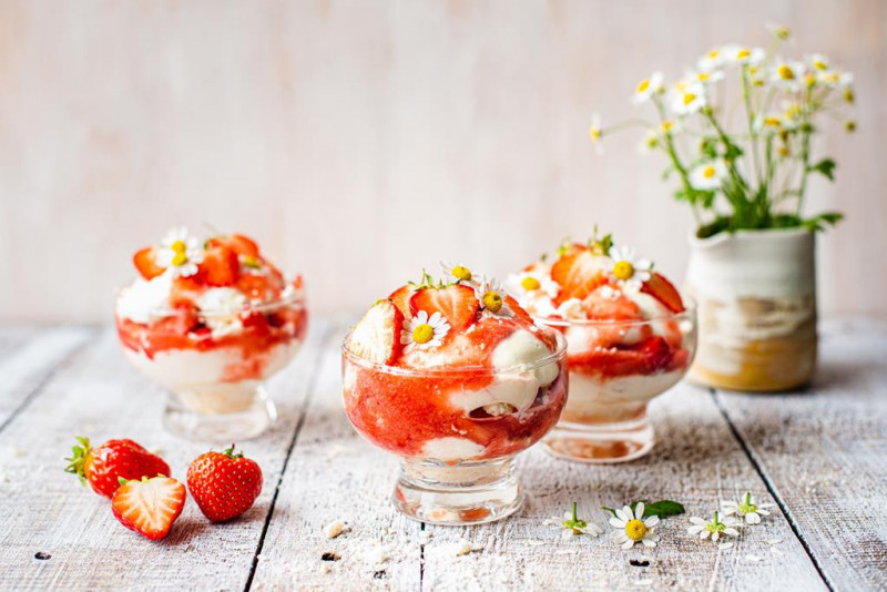 Eton Mess z bezą, truskawkami i śmietanką