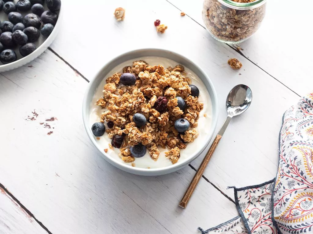 domowa granola z bakaliami, suszonymi owocami i miodem - Wszystkiego Słodkiego