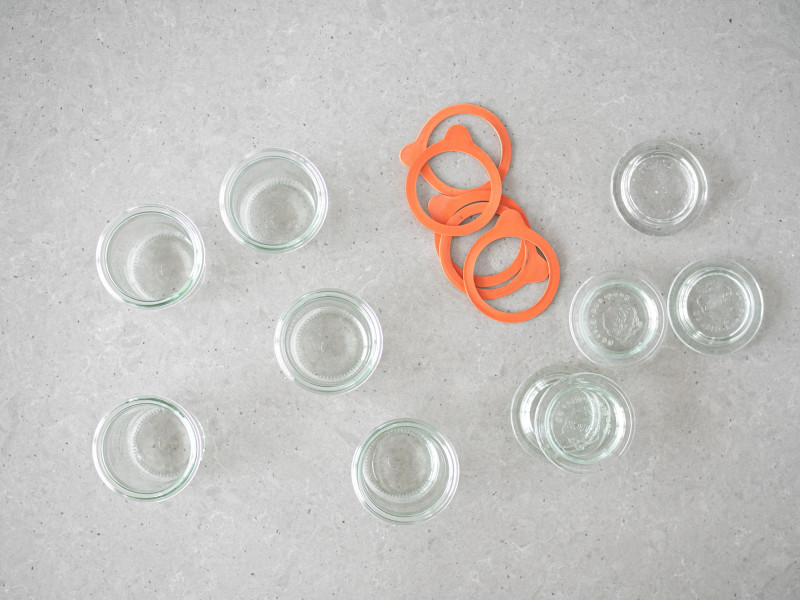 Słoiczki do przygotowania przetworów. Dokładnie umyte i wysuszone.