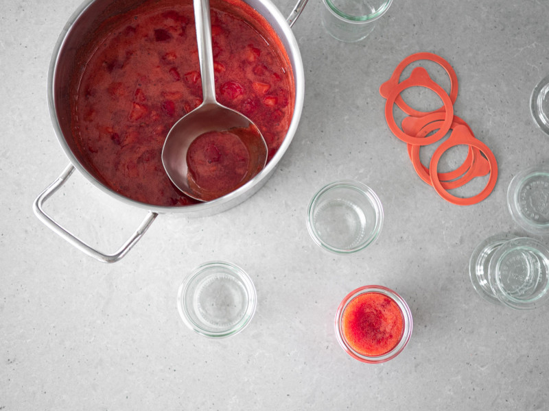 Przekładanie dżemu do słoiczków.