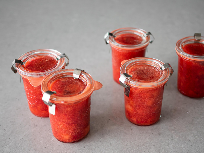 Dżem truskawkowy w słoiczkach.