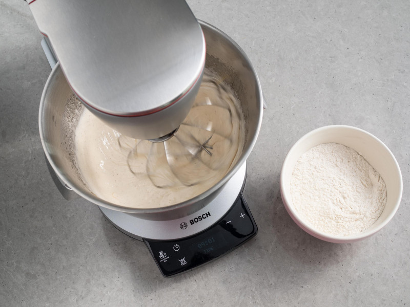 mąka z proszkiem do pieczenia dodawana do masy, robot kuchenny Bosch OptiMUM MUM9BX5S65