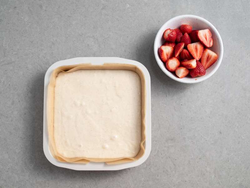 ciasto w formie retro Dr. Oetkera, kawałki truskawek