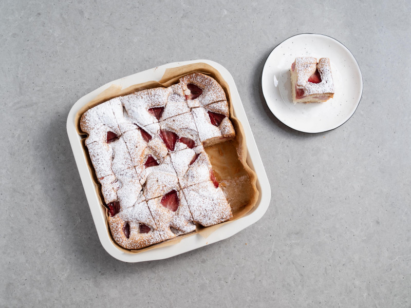 gotowe szybkie ciasto z truskawkami i cukrem pudrem