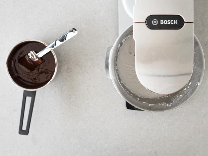 Dodawanie czekolady do ubitej śmietanki kokosowej