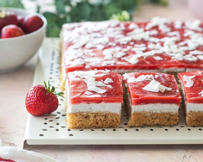 Biszkopt z bitą śmietanką z mleka kokosowego