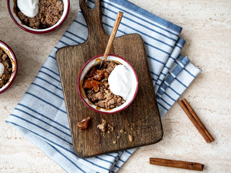 Crumble udekorowane bitą śmietanką z mleka kokosowego