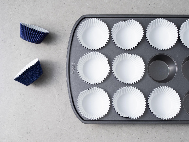 Foremka na muffinki wy艂o偶ona papilotkami.