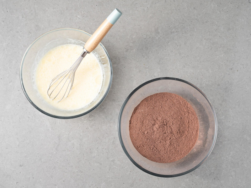 W jednej misce wymieszane suche sk艂adniki, a w drugiej mokre.