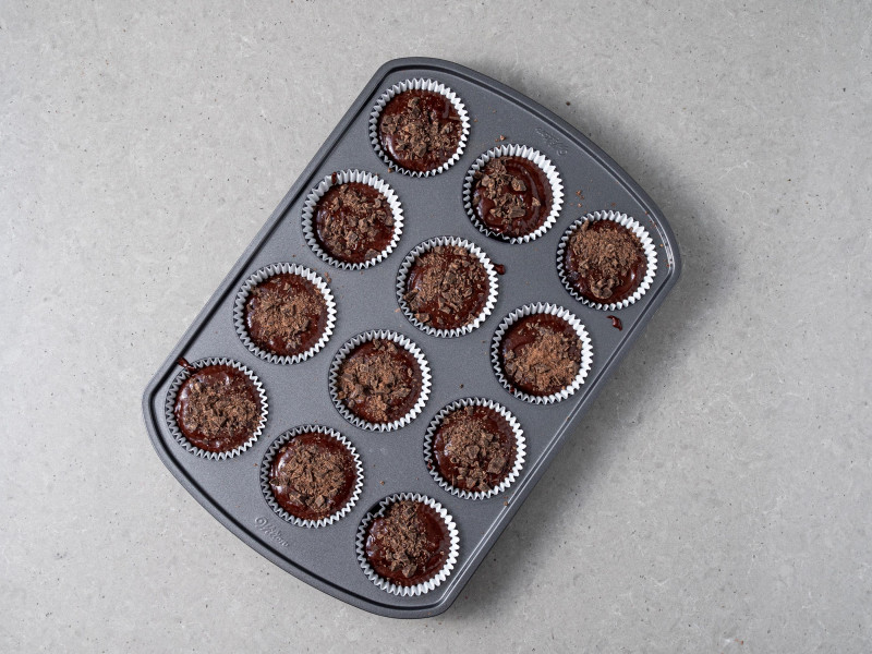 Ciasto na muffinki prze艂o偶one do papilotek.