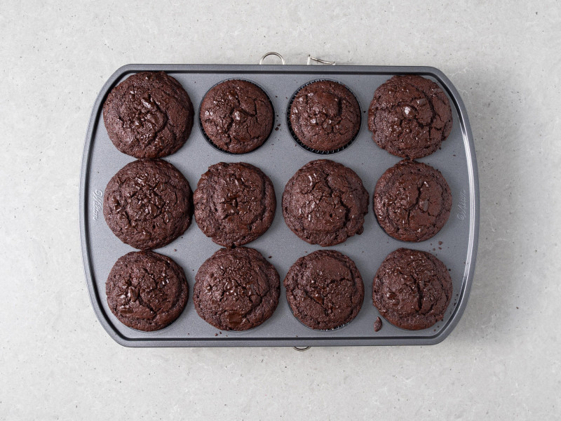 Upieczone muffinki czekoladowe w foremka na muffinki.