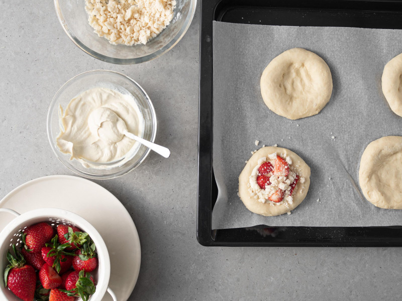 Wypełniane placków z ciasta drożdżowego, serkiem z tofu i truskawkami.