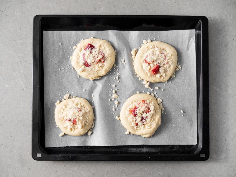 Drożdżówki wegańskie z truskawkami posypane kruszonką.