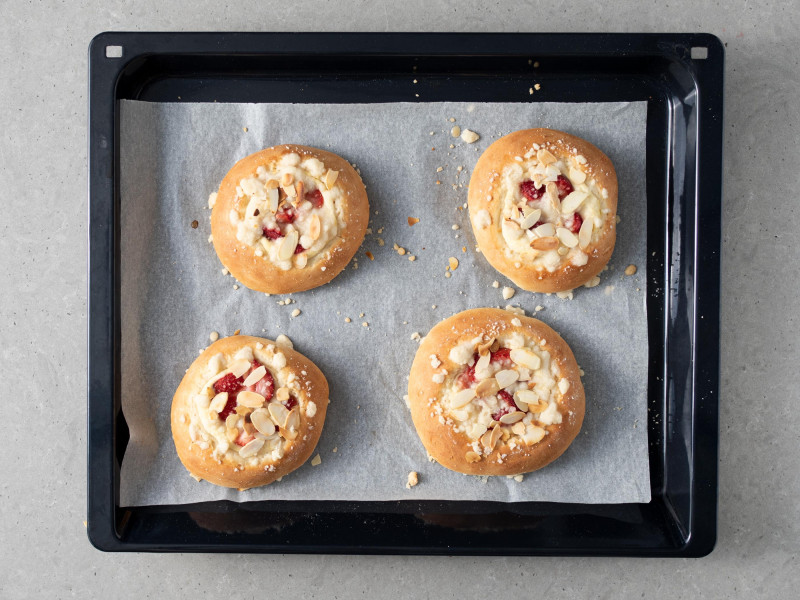 Upieczone drożdżówki wegańskie.