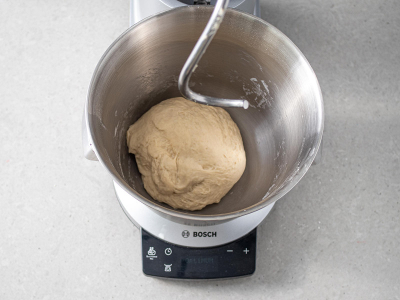 Wyrobione ciasto na drożdżówki wegańskie w misie robota kuchennego firmy Bosch,