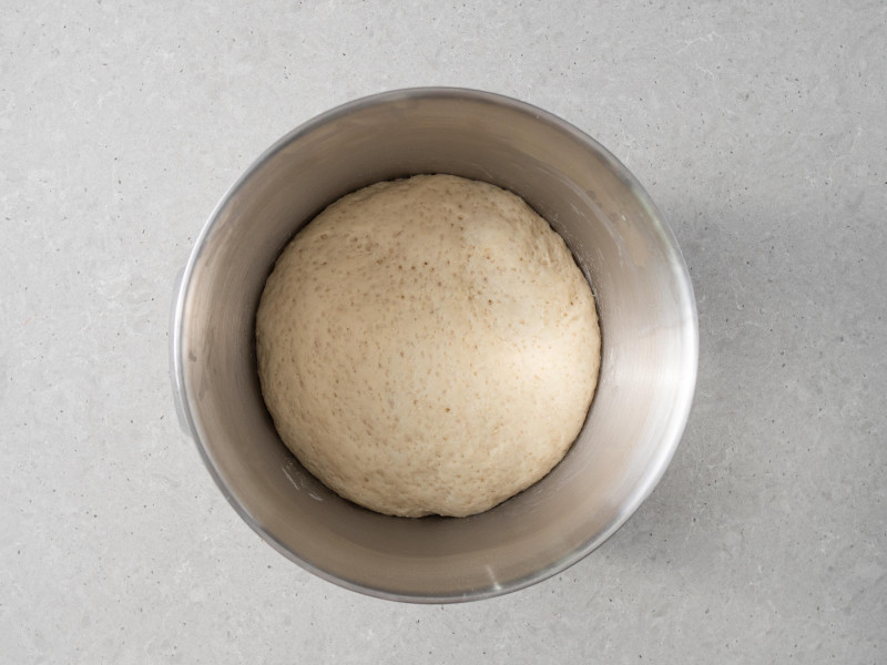 Wyrośnięte ciasto na drożdżówki wegańskie.