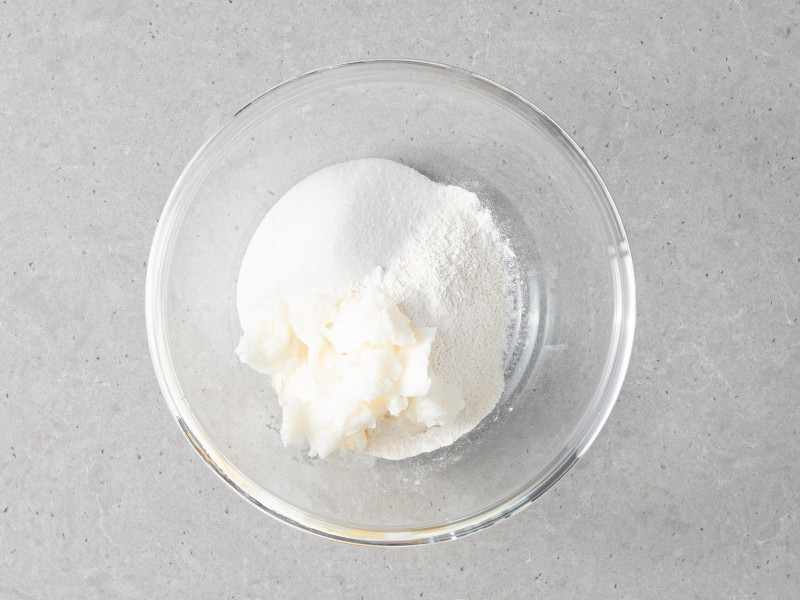 Cukier, mąka pszenna i olej kokosowy w miseczce.