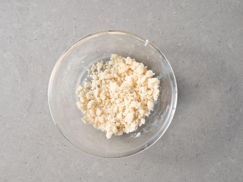 Wegańska kruszonka w miseczce.