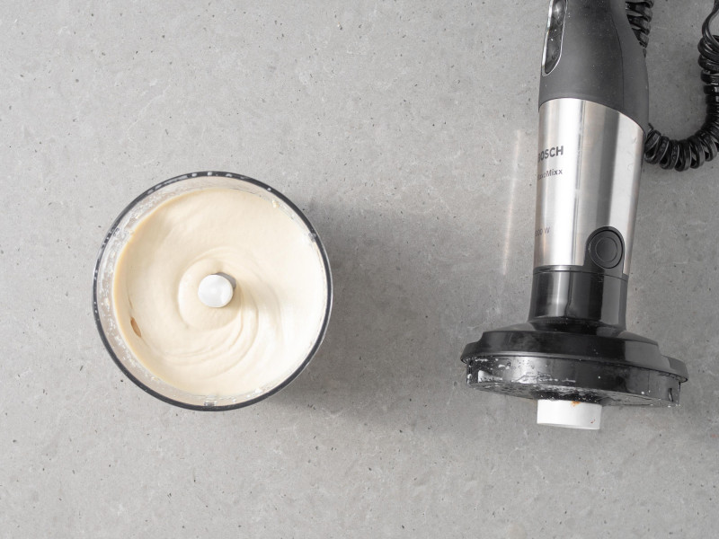 Serek z tofu zblendowany za pomocą blendera ręcznego firmy Bosch.