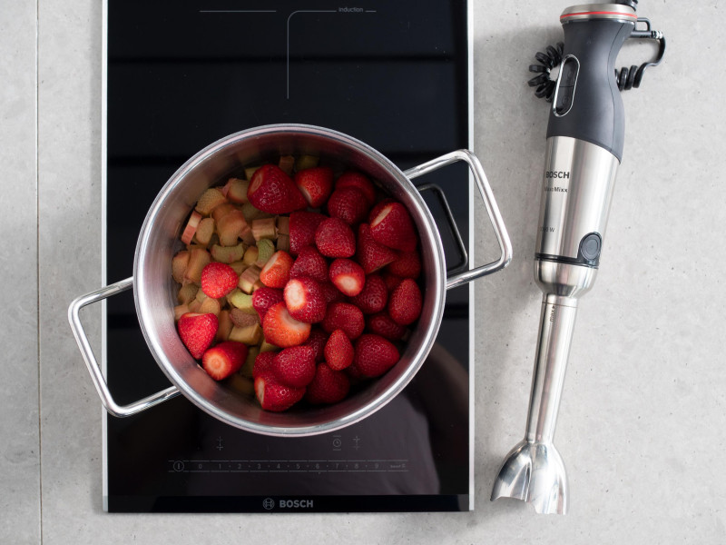 rabarbar i truskawki, blender ręczny Bosch MaxoMixx  MS8CM61X1
