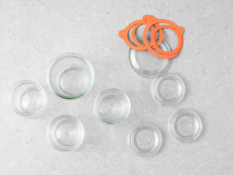 Umyte słoiczki do przetworów.