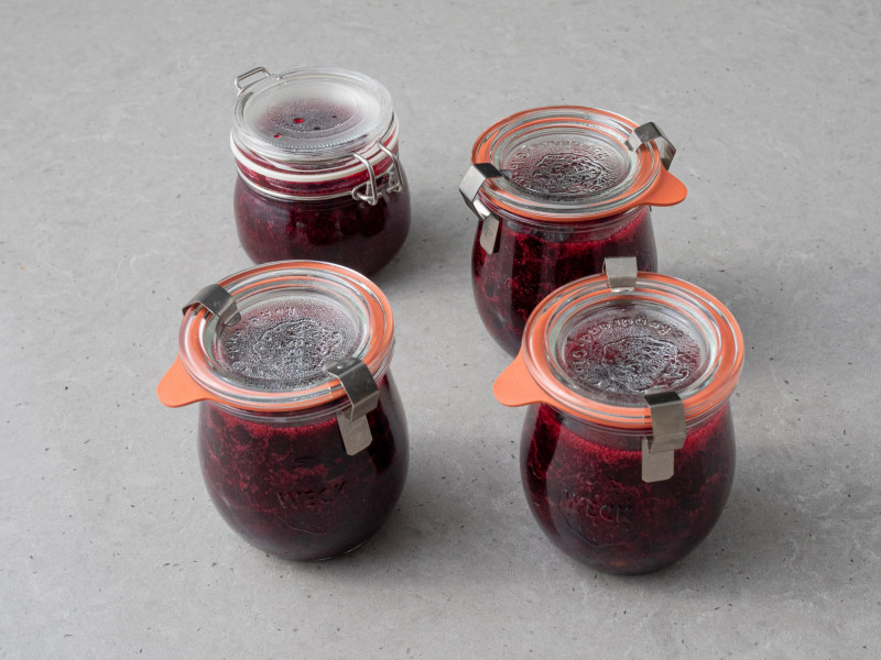 Słoiczki z dżemem z czarnej porzeczki.