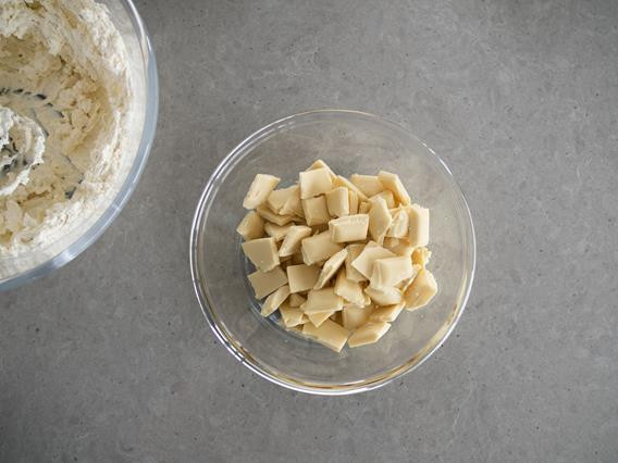 na blacie miska z połamaną białą czekoladą