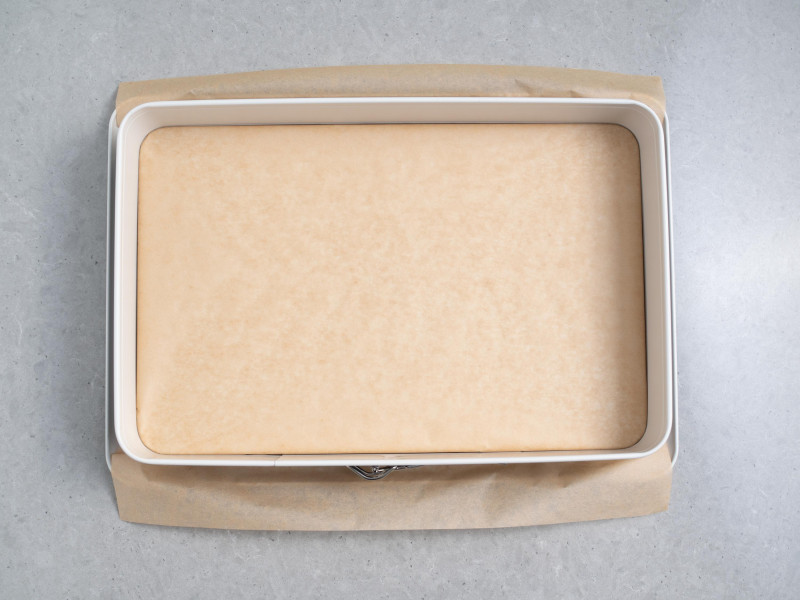 forma do pieczenia back trend Dr. Oetkera wyłozona papierem do pieczenia