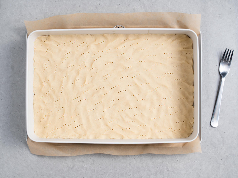 schłodzone ciasto na spód , ponakłuwane widelcem