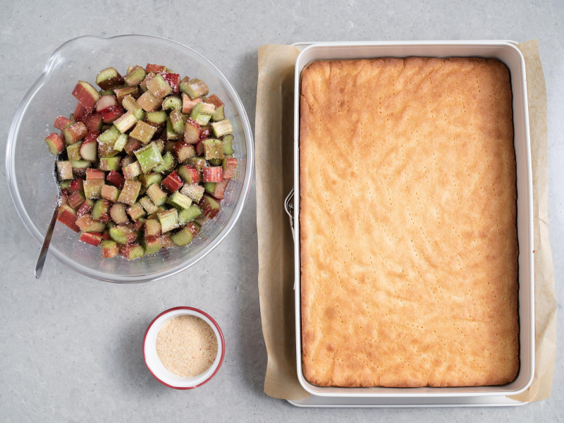 rabarbar wymieszany z cukrem, bułka tarta, kruchy spód do ciasta z rabarbarem