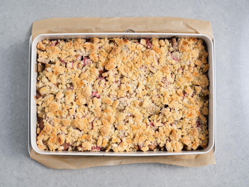 kruche ciasto z rabarbarem i kruszonką