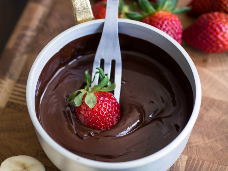 Czekoladowe fondue w miseczce z truskawką