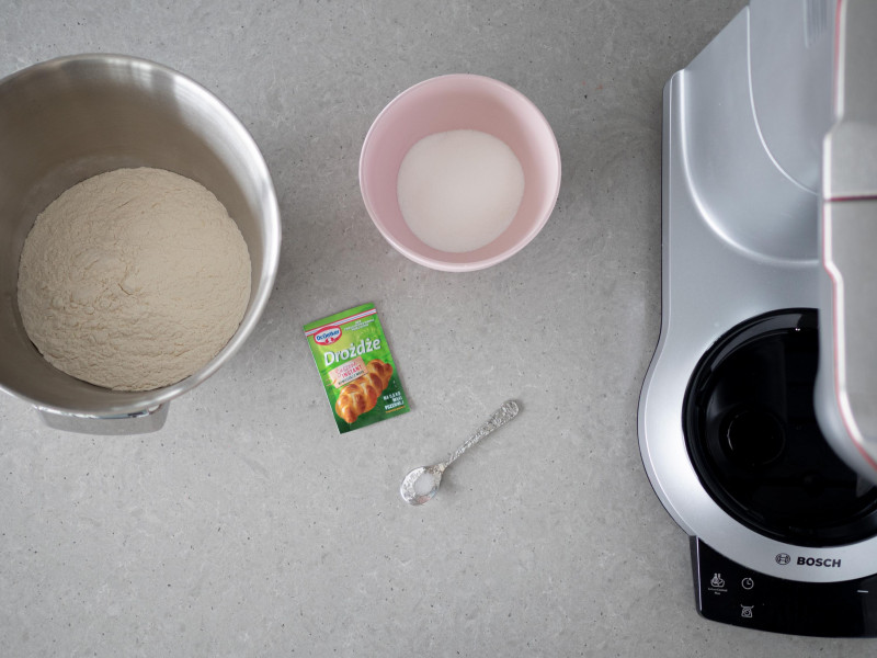 W misie mąka pszenna. W miseczce cukier puder, na łyżeczce szczypta soli i drożdże suszone Dr. Oetkera.