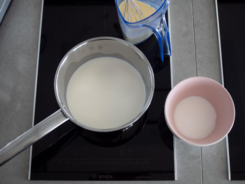 w garnuszku mleko przygotowane do gotowania budyniu