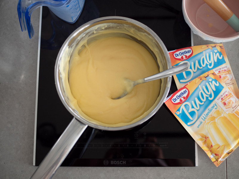 w rondelku ugotowane budynie do lekkiego kremu budyniowego