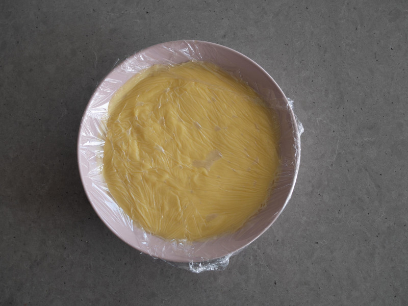 ugotowany budyń w głębokim talerzu przykryty folią spożywczą