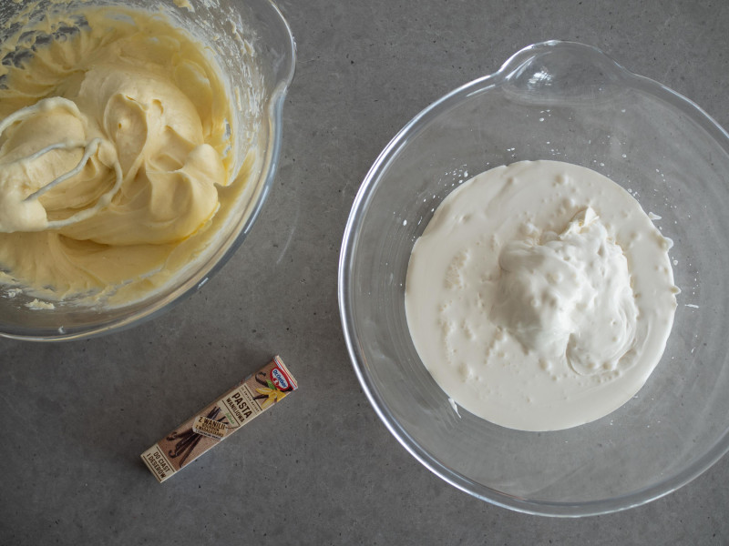 w misce przelana śmietanka tortowa obok ugotowany i zmiksowany budyń oraz Pasta z wanilii Dr. Oetkera