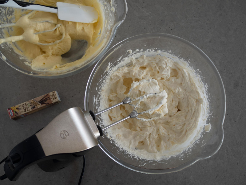 w szklanej misce ubita śmietanka mikserem ręcznym bosch