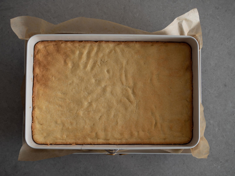 kruchy upieczony spód do ciasta z kremem budyniowym i truskawkami