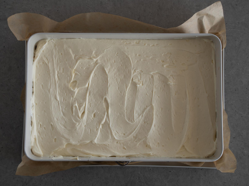 na kruchy spód wyłożony krem budyniowy na śmietance