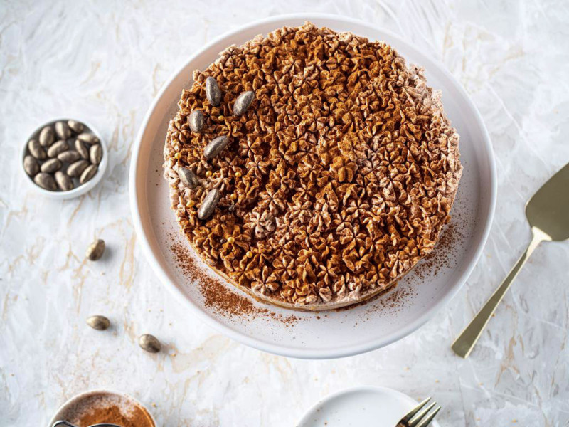 Torcik udekorowany kremem, posypany cynamonem