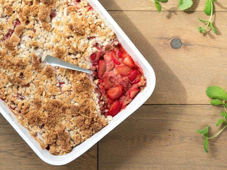 Crumble z rabarbarem i truskawkami - Wszystkiego Słodkiego